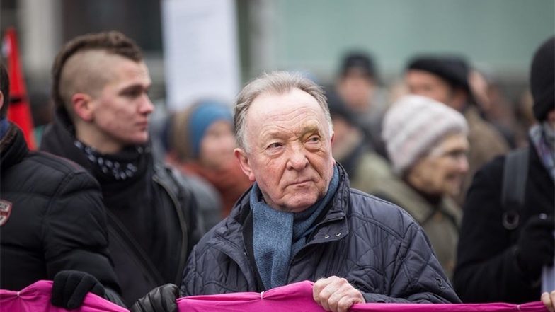 Bei einem anderen Protestzug in Richtung Karcherallee war auch Schauspieler Peter Sodann dabei.