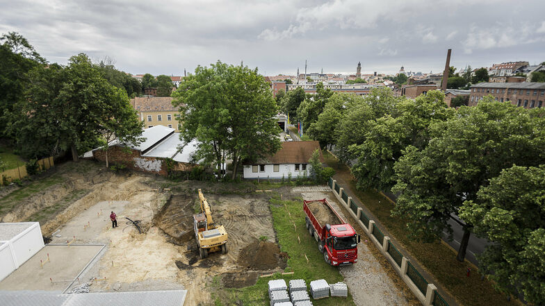 Auf dieser Freifläche neben der Firma Allbö Raumausstattung entsteht der Neubau. Rechts ist die Christoph-Lüders-Straße zu sehen.