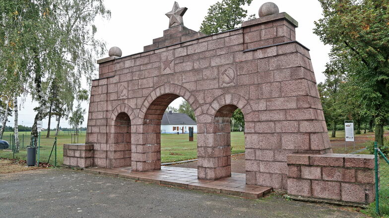 Dieses Portal zur Gedenkstätte wurde zu Ehren der vorwiegend sowjetischen Kriegsgefangenen errichtet.