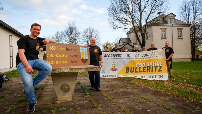 Die Plakate für das 650-jährige Jubiläum von Bulleritz sind fertig, freuen sich Christian Scheibe vom Jugendclub (vorn links) und die anderen. Das ganze Dorf bereitet das Jubiläumsfest vor.