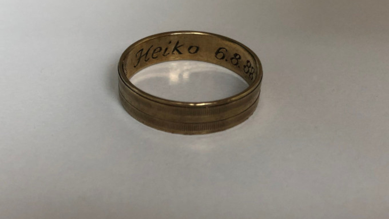 Der Name Heiko und das Datum 6.8.88 sind in den Goldring eingraviert. Wem er gehört, ist unklar.