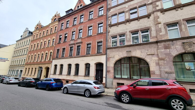 Vor diesem Haus in der Glockenstraße in Chemnitz wurde am Mittwochabend ein 46-jähriger Mann mit einem Messer attackiert.