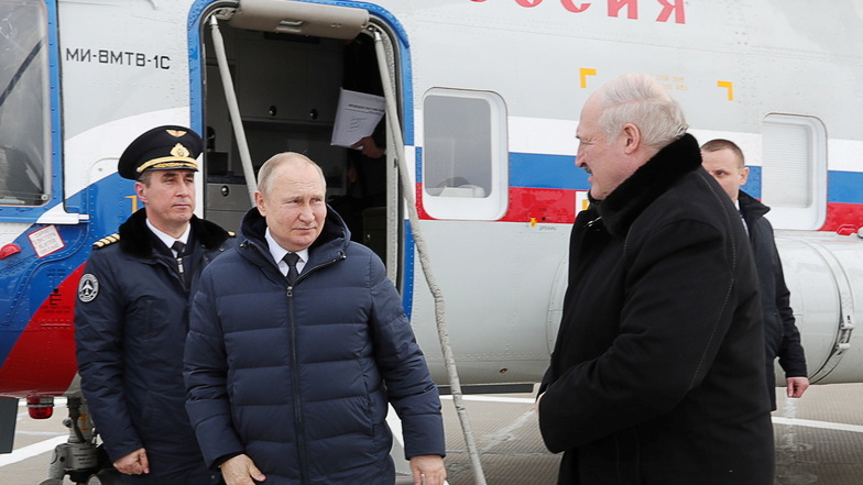 Putin und Lukaschenko bei ihrer Ankunft mit dem Hubschrauber auf dem Östlichen Weltraumbahnhof Kosmodrom Wostotschny.