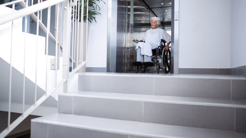 Schon wenige Stufen können im Alter eine unüberwindbare Barriere sein - hier kann ein Treppenlift helfen.