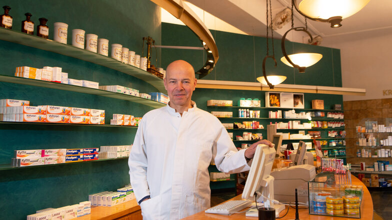 Seit mehr als 20 Jahren betreibt Rolf Leonhardt seine Apotheke an der Bautzner Straße. Sie ist eine von derzeit 119 Apotheken in Dresden. Eine neue Regelung soll die wohnortnahe Arzneimittelversorgung fördern.