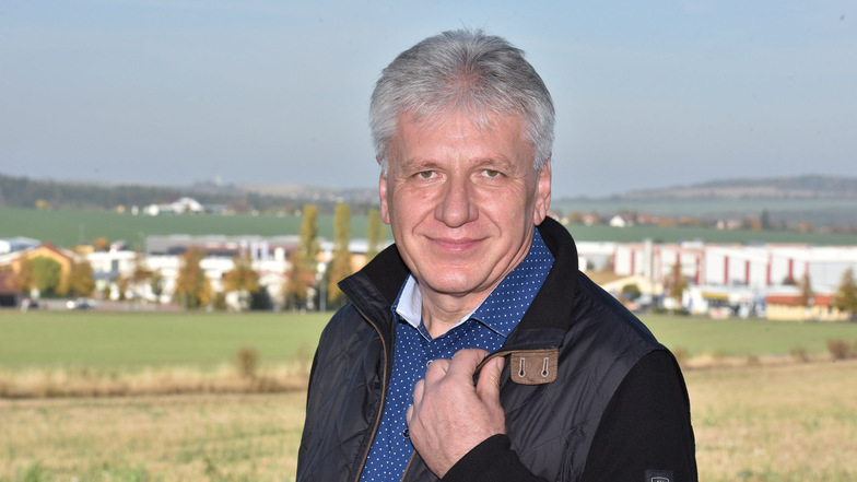 Hans-Jürgen Czwink steht vorm Gewerbegebiet Reinholdshain. Der Ausbau ist ihm ein wichtiges Anliegen.