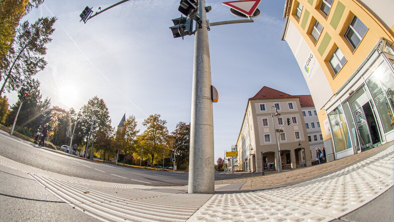 Die beiden Kreuzungen am Zinzendorfplatz sind mit Hilfsmarkierungen für Blinde und Sehschwache ausgestattet. Ein Schritt zur Barrierefreiheit in der Stadt Niesky.