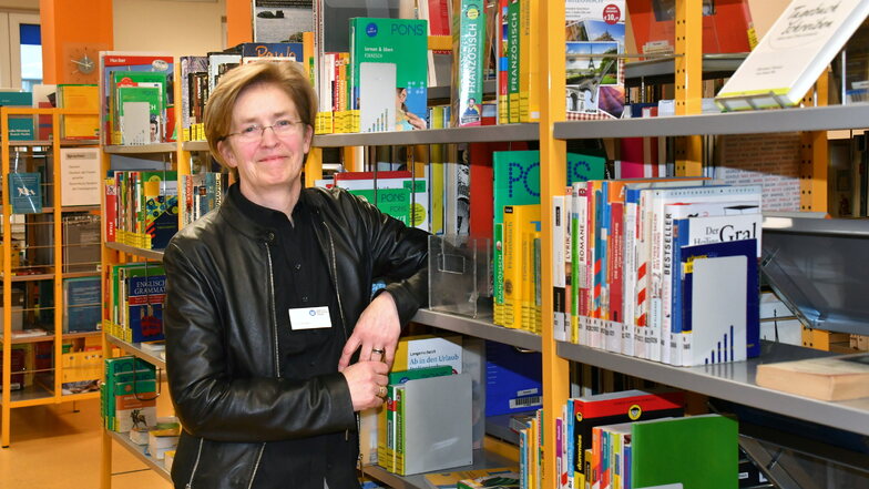 Die Bibliothek Neustadt auf der Königsbrücker Straße ist am Donnerstag als Bibo des Jahres 2022 ausgezeichnet worden. Chefin Elisabeth Schäckel freut sich.