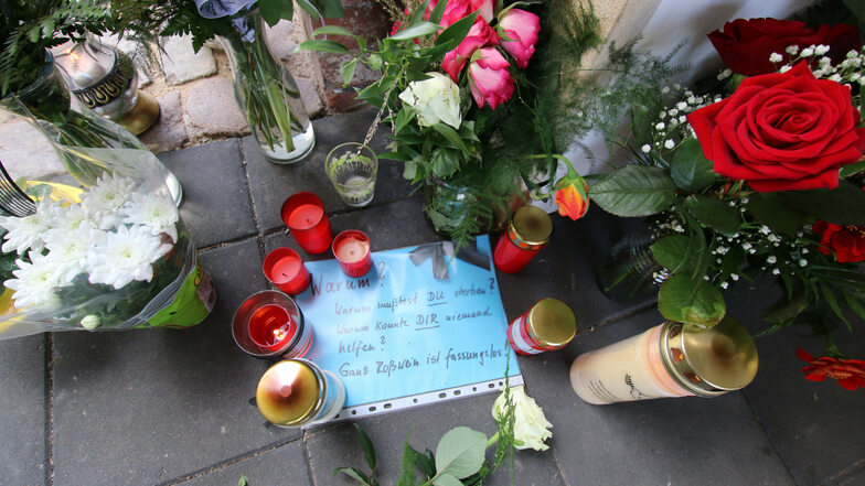 Blumen und Kerzen vor der Arztpraxis von Clemens Otto in Roßwein.