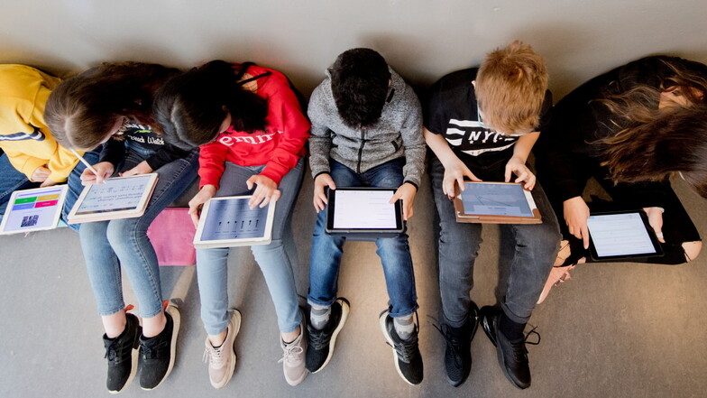 Schüler lernen mit iPads im Matheunterricht: Jahrelang beteiligte sich der Bund an den Kosten für eine bessere digitale Ausstattung sächsischer Schulen. Eine Neuauflage steht aber plötzlich auf der Kippe.