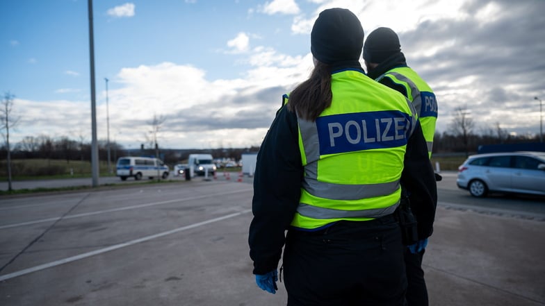 Kein einfacher Job: Bundespolizisten der Inspektion Ludwigsdorf im Einsatz.