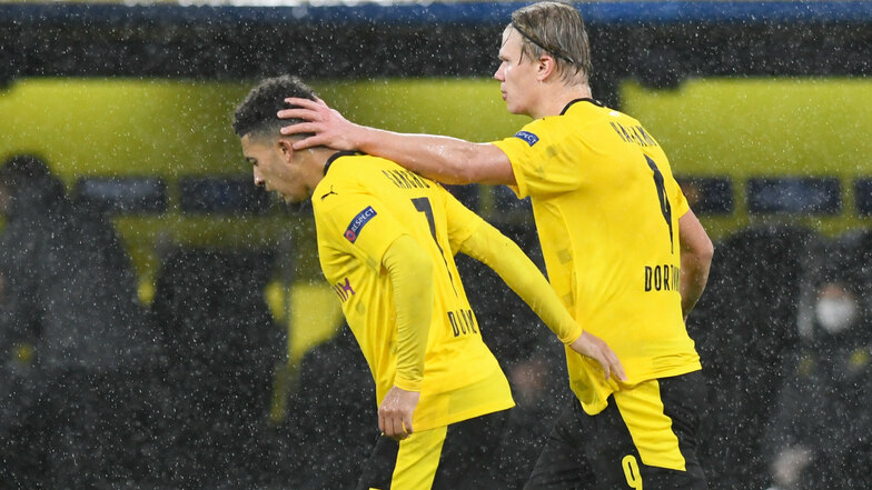 Die Torschützen Jadon Sancho (links) und Erling Haaland bejubeln ihre Treffer und den BVB-Erfolg.