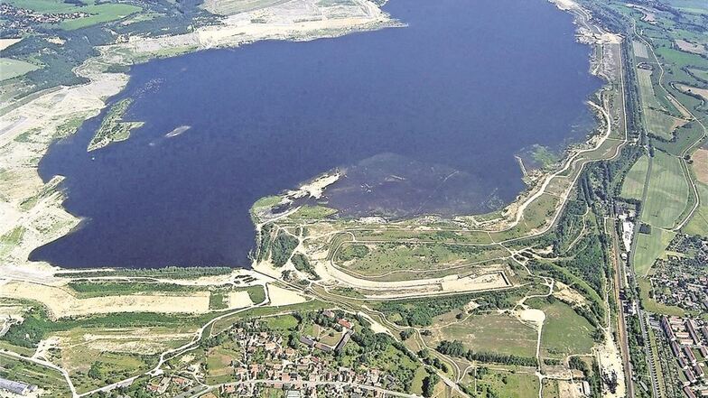 Flutung: Die Luftaufnahme zeigt den See im Juli 2007. Noch fehlen einige Kubikmeter bis zum Endwasserstand. In jenem Jahr wurde auch das Hafenbecken fertig gebaut, aber noch nicht fertig geflutet. Foto: Radke/LMBV