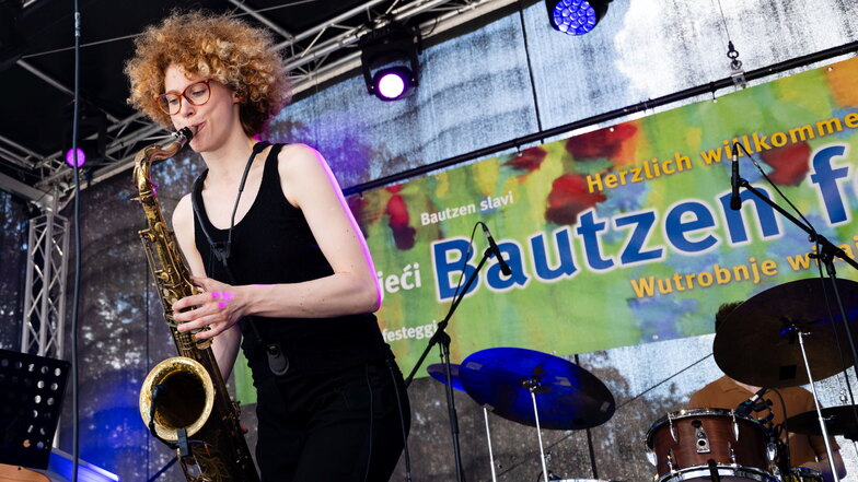 Die Leipziger Saxofonistin Judy Key und ihre Band Hollywood Startup spielten am Sonnabend auf dem Kornmarkt.
