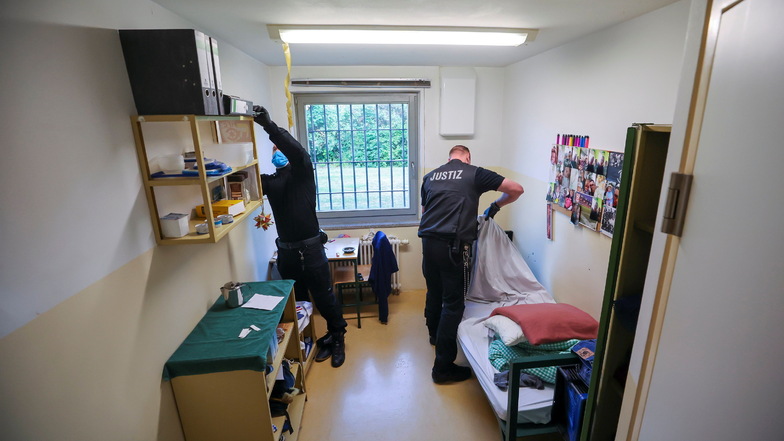 Justizbeamte des sogenannten besonderen Sicherheits- und Revisionsdienstes durchsuchen in einem Revisionseinsatz einen Haftraum in der Jugendanstalt (JA) Raßnitz.