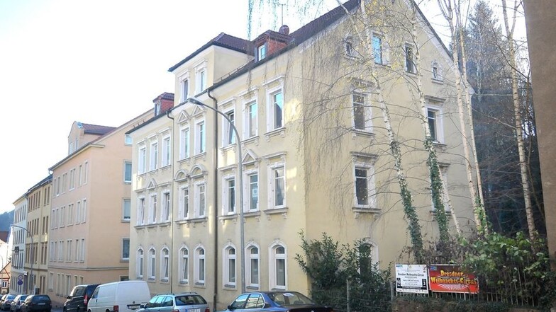 In der Nachbarschaft: In diesem Haus auf der Rauhentalstraße wurden die Verdächtigen festgenommen. Das Brandhaus ist nur wenige Meter entfernt.
