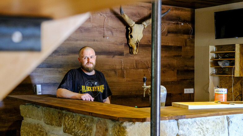 Ronny Leonhardt, Inhaber der „Longhorn Bar“ in Weinböhla, hat mit Unterstützung die Einrichtung neu gestaltet.