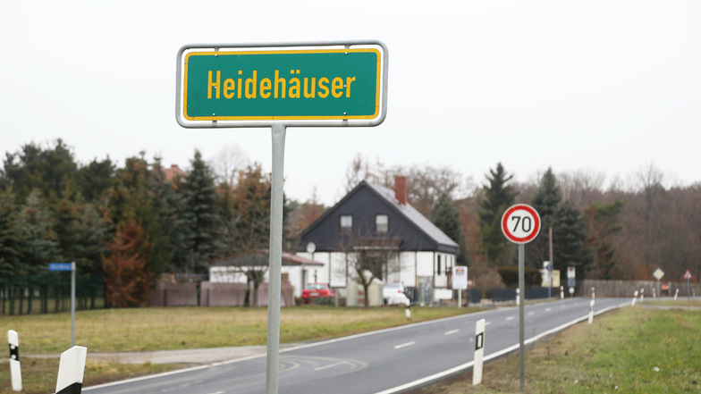 Die Einwohner von Heidehäuser fühlen sich zur Gemeinde Wülknitz zugehörig. Allerdings gehört der halbe Ort zu Zeithain.