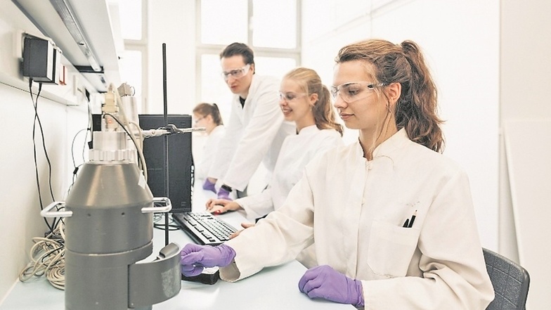Ein Blick ins Radionuklidlabor der Studienakademie Riesa: Studenten untersuchen mit Sonden radioaktive Proben. Die Messtechnik (l.) ist in eine Blei-Abschirmkammer eingebaut.