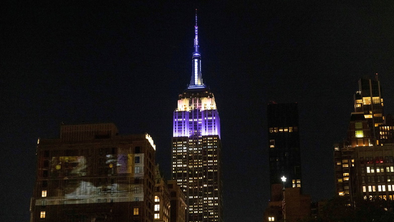 Das Empire State Building in New York wurde zu Ehren der verstorbenen Queen in Lila und Silber beleuchtet.
