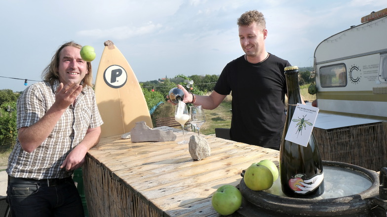 Martin Biedermann (l.) und Philipp Henke präsentieren den ersten Cidre aus der Cambium Compagnie in Mauna.