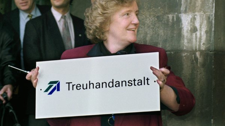 Ende der Treuhand-Anstalt: Chefin Birgit Breuel schraubt am 31. Dezember 1994 das Schild von der Wand an der Zentrale in Berlin. Der Großteil der 4000 staatlichen DDR-Betriebe war zu diesem Zeitpunkt privatisiert.