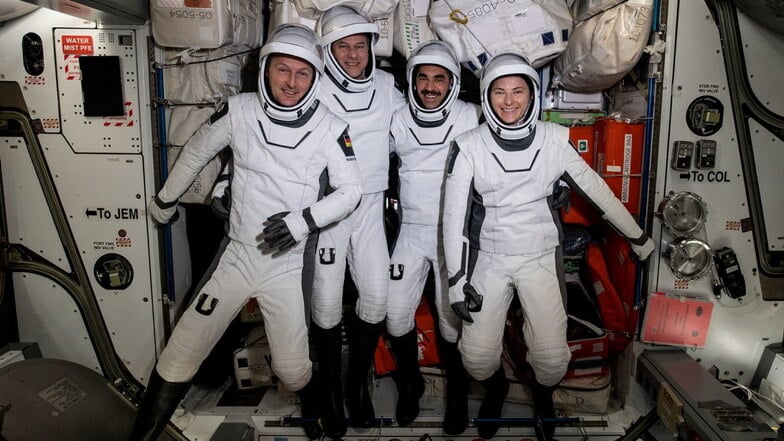 Astronaut Matthias Maurer (l-r) und die Nasa-Astronauten Tom Marshburn, Raja Chari, und Kayla Barron, von der SpaceX Crew-3-Mission der Nasa kommen zurück.