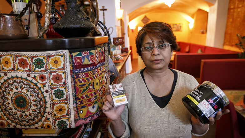 Uma Zimmermann zeigt Tabakpackungen in ihrem Café Oriental. Künftig soll sie in der Shisha-Bar nur noch die kleinen Päckchen verwenden.