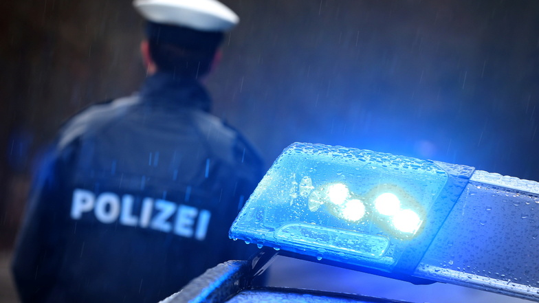 In Bayern hat ein Polizist bei einer Verfolgung einen Finger verloren.