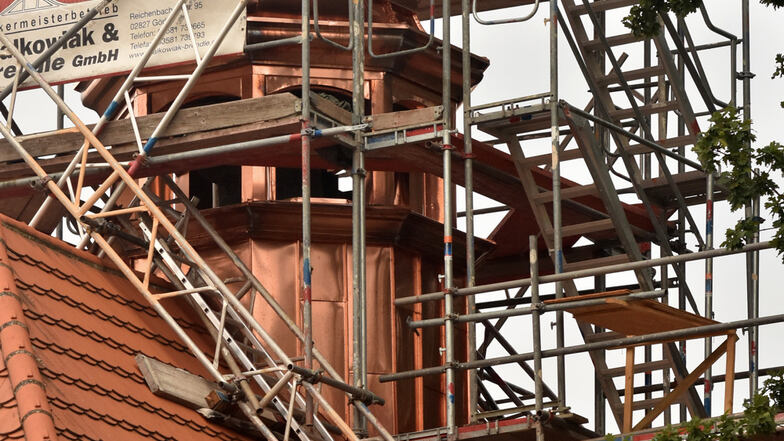 Endspurt: Die Holzkonstruktion des Turms der Hoyerswerdaer Kreuzkirche wird derzeit neu mit Kupfer beplankt. Der aufwendigste Teil ist bereits erledigt. Im Laufe der Zeit wird der glänzende Kupferton dank Oxidation verschwinden.