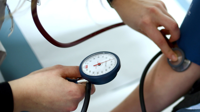 Einem Menschen wird der Blutdruck gemessen: Der ist - außer in Thüringen - in keinem Bundesland bei so vielen Menschen so hoch wie in Sachen.