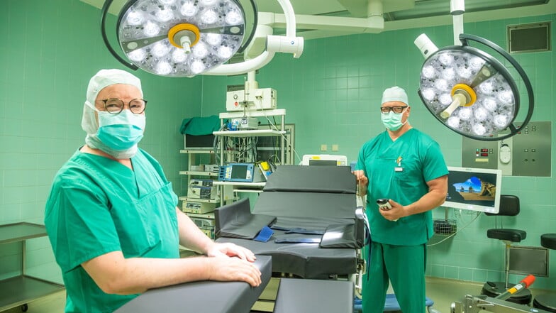 Der ärztliche Leiter des Emmaus-Krankenhauses, Chefarzt Nils Walther (vorn) im OP-Saal der Klinik.