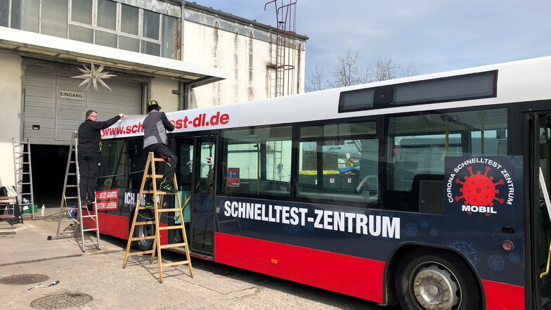 Michael Köhler, Chef des Getränkevertriebs Döbeln, baut mit seinen Mitarbeitern einen Linien- zu einem Test-Bus um. Der wird ab Dienstag im Einsatz sein.