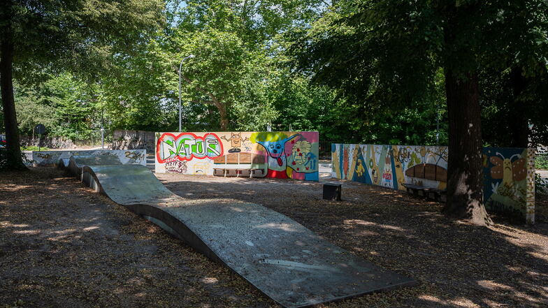 Der untere Teil des Leipziger Platzes bietet eine Skateranlage. Oft wird sie angesichts der Verdreckung wohl nicht bespielt, die Sitzbank ist beschädigt.