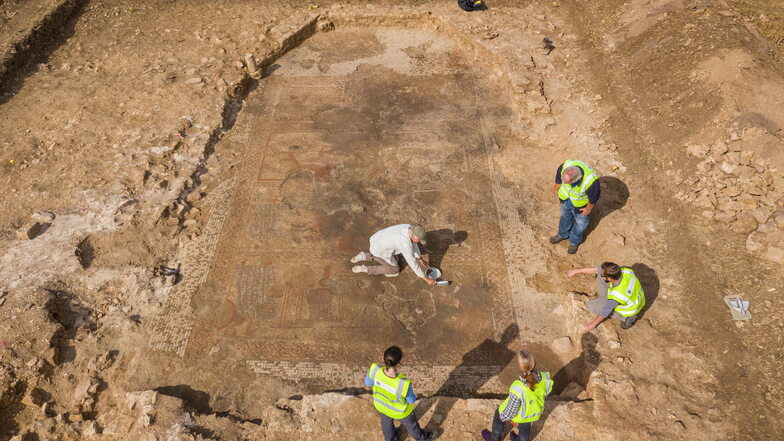 Das römische Mosaik, das einzigartig in Großbritannien ist und eine der berühmtesten Schlachten des Trojanischen Krieges darstellt, wir ausgegraben.