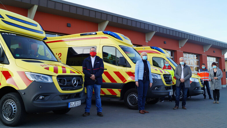 Neue Fahrzeuge für den Rettungsdienst hat die Beigeordnete des Landrates, Birgit Weber (2.v.l.), am Freitag an Retter im Landkreis Bautzen übergeben.