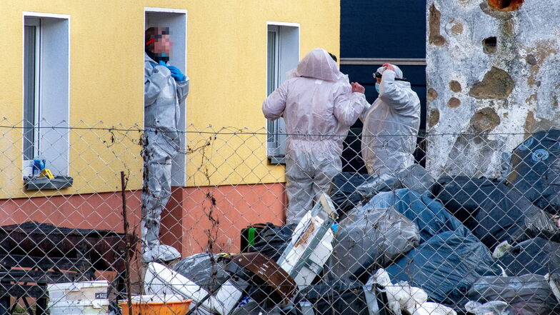 Ermittler haben nach einer Messerattacke in einem Haus in Schrebitz im Januar den Tatort untersucht.
