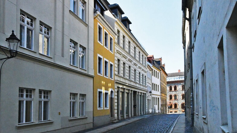 Das Altstadthaus Breite Straße 10 in Görlitz (gelbes Gebäude) wurde in Berlin beim Auktionshaus Karhausen versteigert.