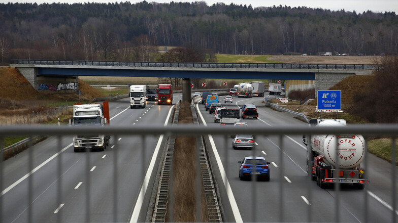 Die vier Spuren können den starken Autoverkehr kaum fassen. Deshalb soll die Autobahn A4 zwischen Dresden und Bautzen ost auf sechs Spuren erweitert werden. Doch passen die unter der neu errichteten Brücke im Hintergrund hindurch?
