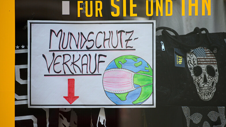 Ein Hinweiszettel «Mundschutz-Verkauf» klebt an einem Modegeschäft in der Meißner Altstadt. Das Tragen einer Maske ist vielerorts Pflicht.