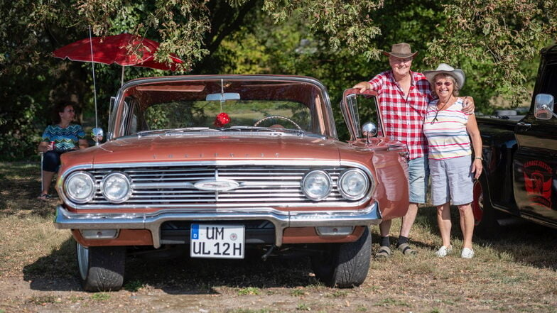 Elke und Uwe Langerak kamen aus Schwedt zum US-Car-Treffen. Und sie hatten ein ganz besonderes Fahrzeug mitgebracht.