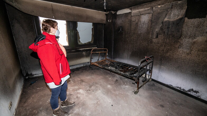 Stefanie Schütze, Pflegedienstleiterin der Awo, steht in dem Räumen der Tagespflege neben einem ausgeglühten Bettgestell. Die vom Feuer vernichtete Einrichtung wird gerade beräumt.