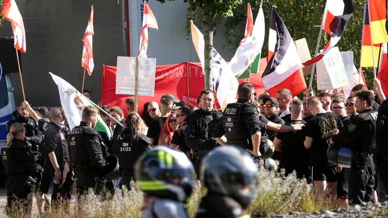 Die Polizei sorgte für Sicherheit und schirmte die Demonstranten voneinander ab.