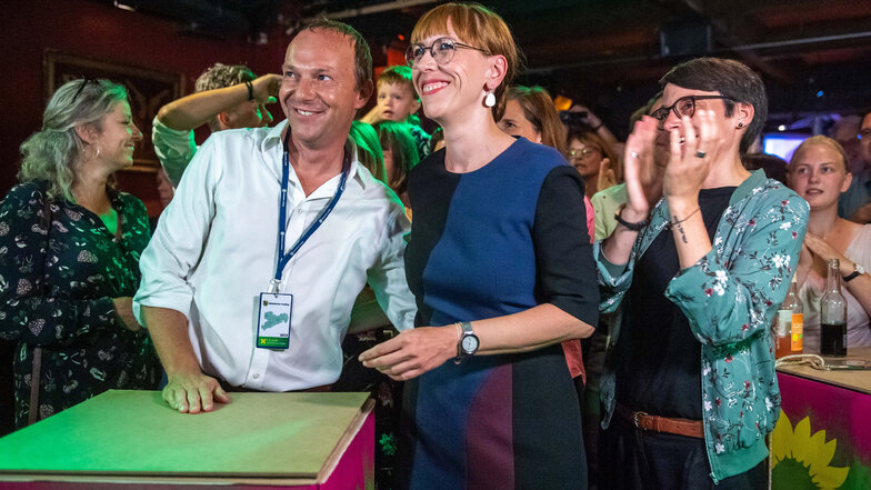 Jubel nach der Landtagswahl: Neben Wolfram Günther ist inzwischen auch Spitzenkandidatin Katja Meier (3. v. l.) Ministerin – im Justizministerium.