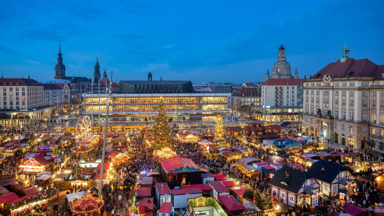 Der Dresdner Striezelmarkt hat am Mittwoch begonnen und geht bis Heiligabend.