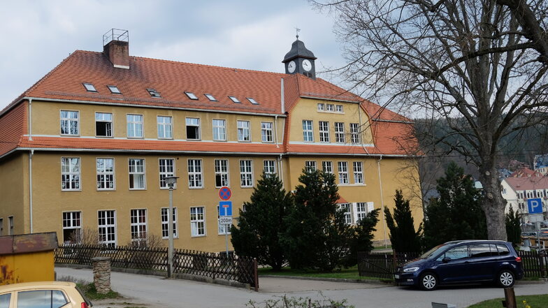 Auch der Altbau der Oberschule in Schmiedeberg muss saniert werden, braucht beispielsweise neue Fenster.