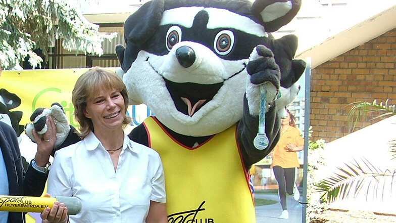 Ein Bild aus besseren Tagen: SC-Hoyerswerda-Geschäftsführerin Daniela Fünfstück und das Maskottchen SC-Bär werben für den Stadtlauf 2019. Aber gelaufen werden kann, soll, MUSS auch – gerade jetzt.