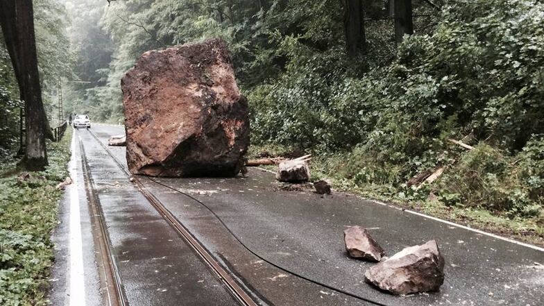 Der riesige Felsen, der am Dienstag auf die Kirnitzschtalstraße bei Bad Schandau gestürzt ist, ist verschwunden.
