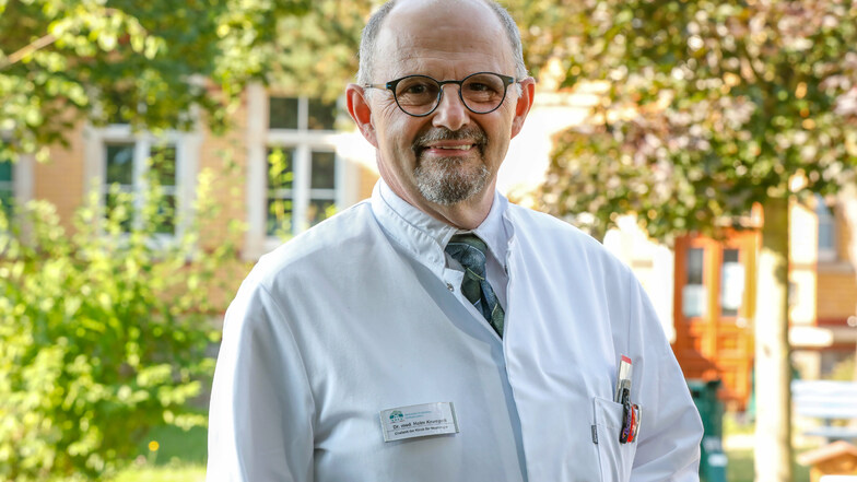 Dr. Holm Krumpolt ist Chefarzt der Neurologischen Klinik am Fachkrankenhaus Großschweidnitz und hat zur Geschichte der Klinik promoviert.