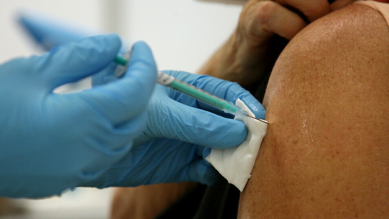 In Pflegeheimen rücken mobile Impfteams an und impfen Bewohner sowie Personal gegen Covid-19.